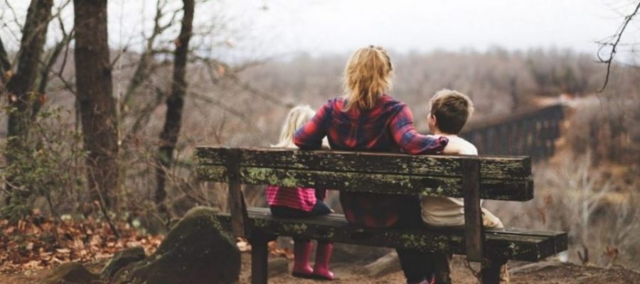 Mutter mit Kindern im Park privatversichert